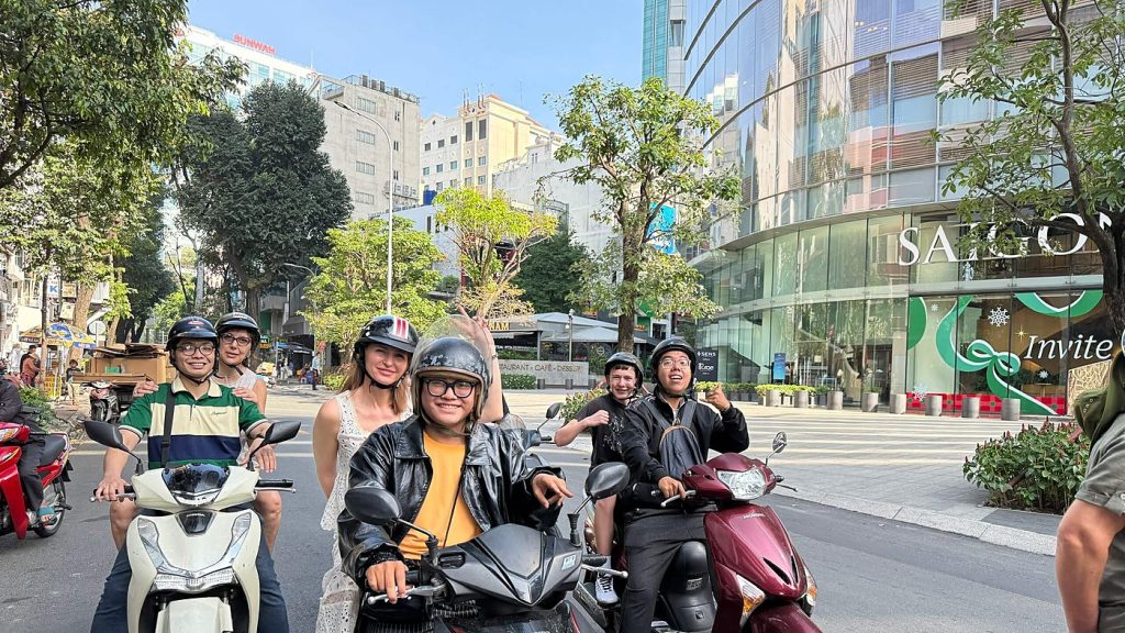 Saigon Daytime Sightseeing Tour by Motorbike photo 2