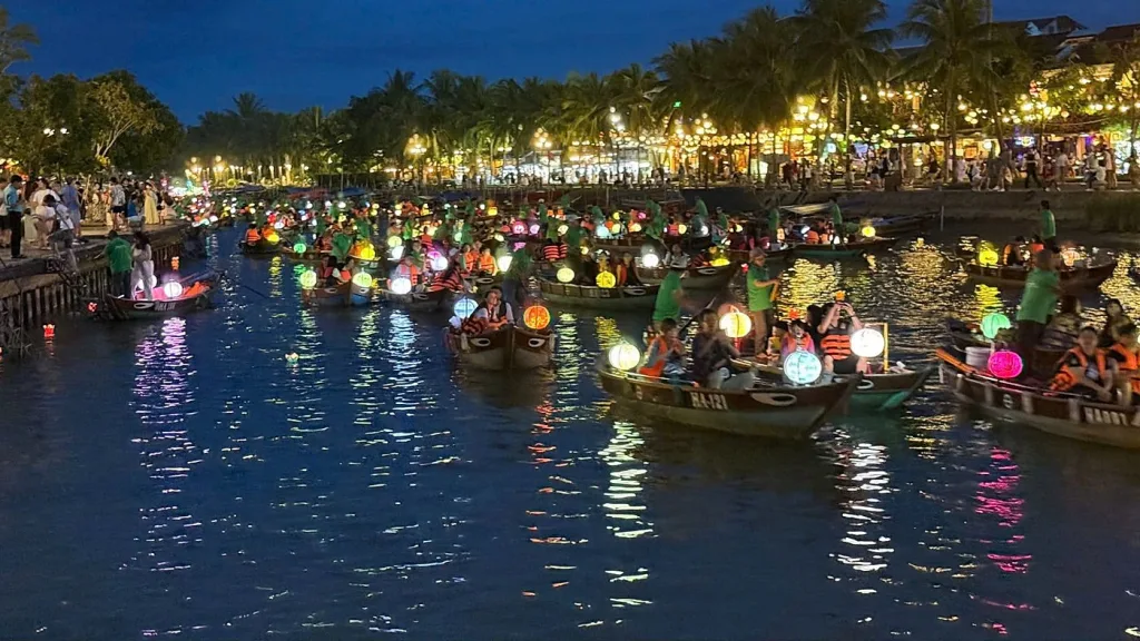 Hoi An Old Town Authentic Street Food Tour by Motorbike photo 3